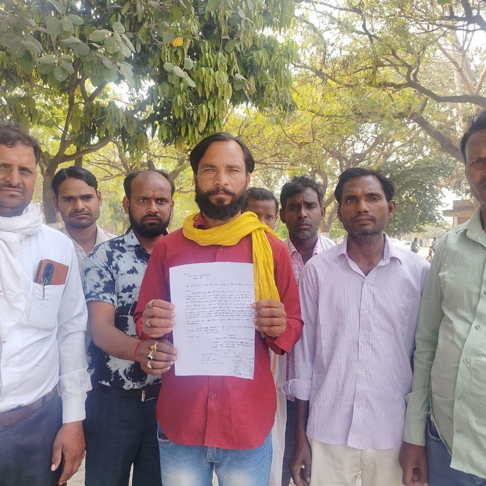 कन्नौज में स्वास्थ्य कर्मचारियों का प्रदर्शन:कई महीने से नहीं मिला वेतन, डीएम को ज्ञापन देकर जल्द भुगतान की मांग की