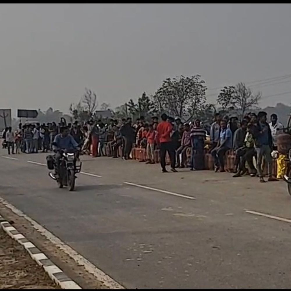 नौतनवा गैस गोदाम पर सिलेंडर के लिए लंबी कतार:उपभोक्ता परेशान, घंटों इंतजार के बाद भी नहीं मिल रहा सिलेंडर