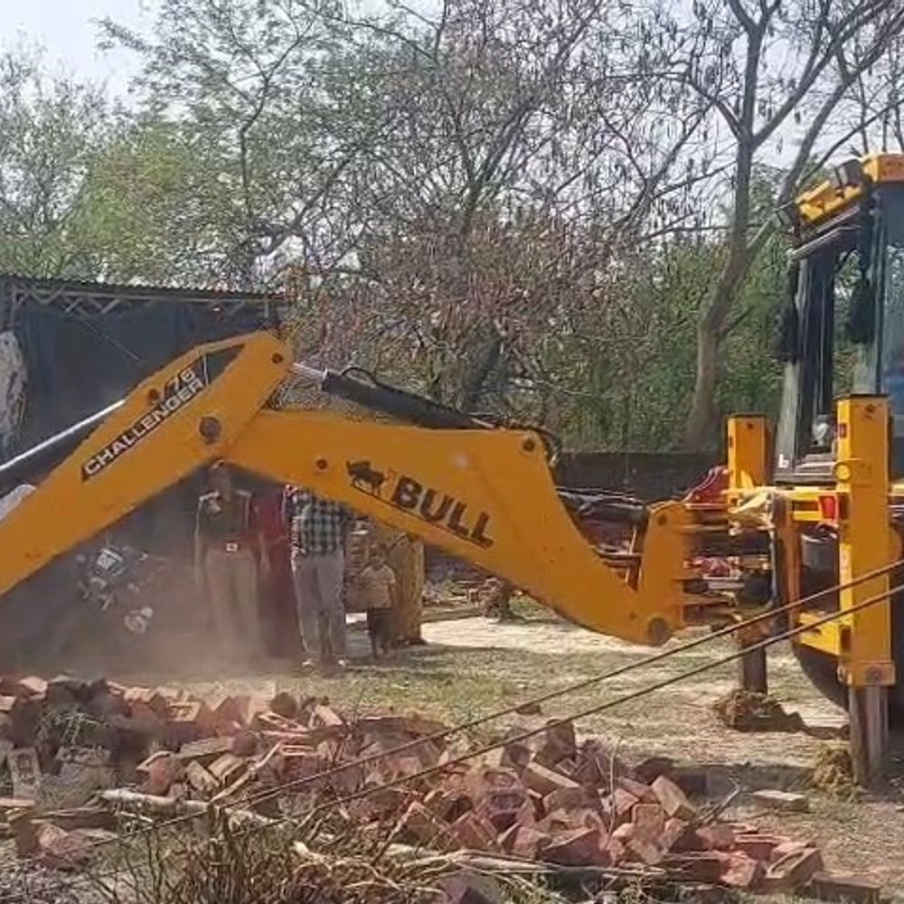 अवैध कब्जों पर बुलडोजर कार्रवाई:कोर्ट के आदेश की अनदेखी पड़ी भारी, किशनी चौराहे पर ढहाया गया अवैध निर्माण