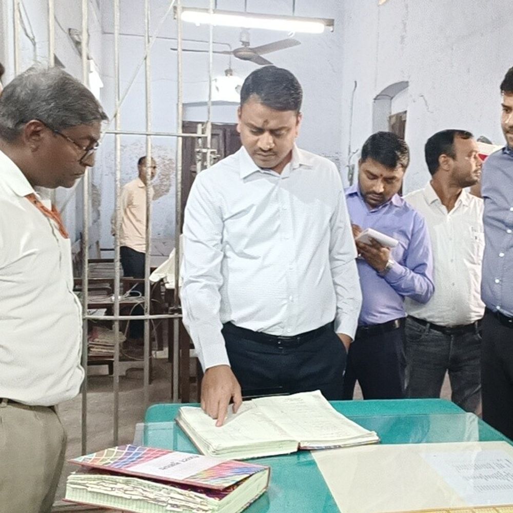 गाजीपुर कलेक्ट्रेट का मंडलायुक्त ने किया औचक निरीक्षण:लंबित शिकायतें और पुराने केसों पर जताई नाराजगी, समयबद्ध निस्तारण के दिए निर्देश