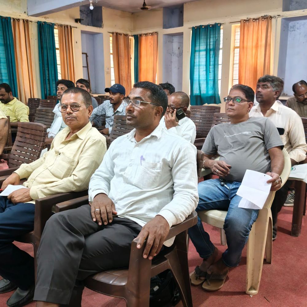 मऊ में ई-लॉटरी से 10 किसानों का चयन:आधुनिक कृषि यंत्र मिले, खेती होगी आसान और उत्पादक