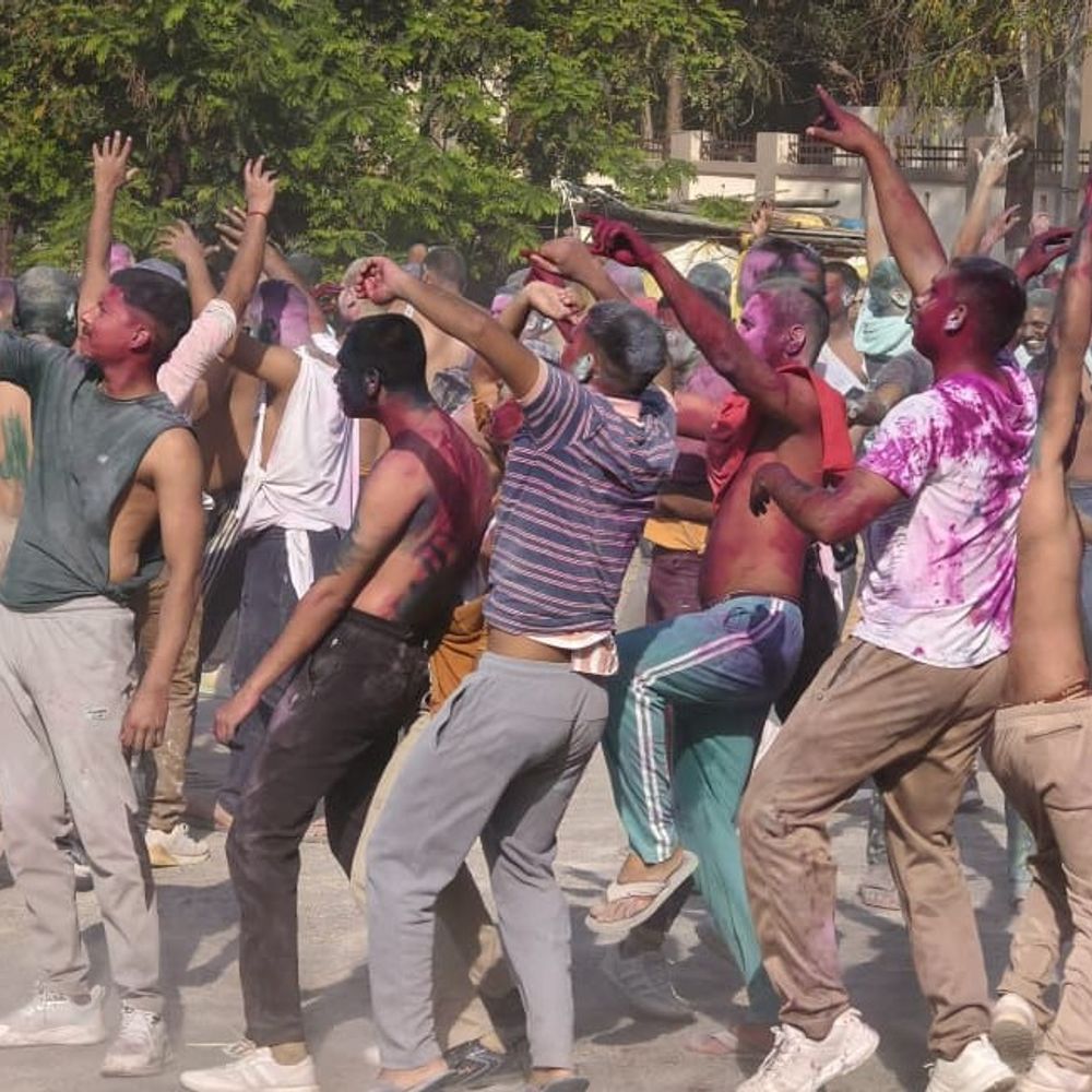 महोबा में पुलिसकर्मियों ने खेली होली, जमकर नाचे:जवानों ने अबीर-गुलाल उड़ाया, एक-दूसरे के कपड़े फाड़े