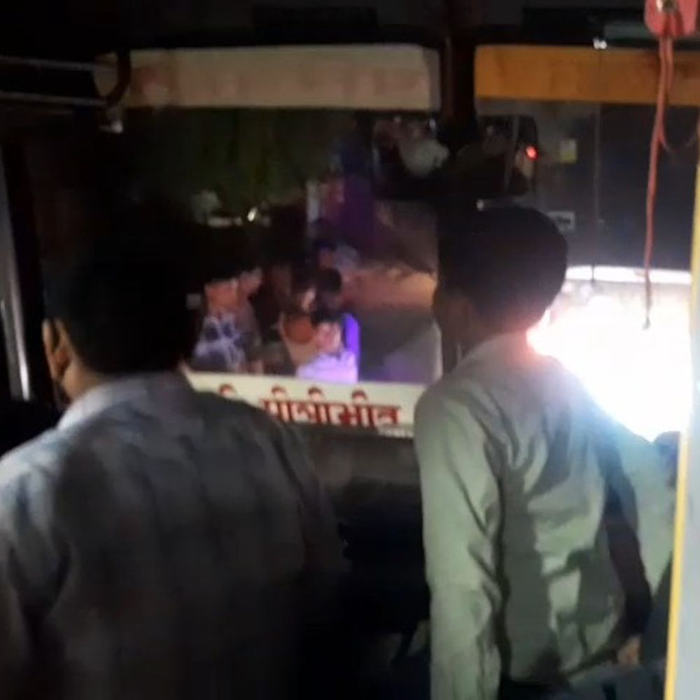 पीलीभीत के बीसलपुर में रोडवेज परिचालक से मारपीट:बस रुकवाने को लेकर दबंगों ने किया हमला, यात्रियों से अभद्रता