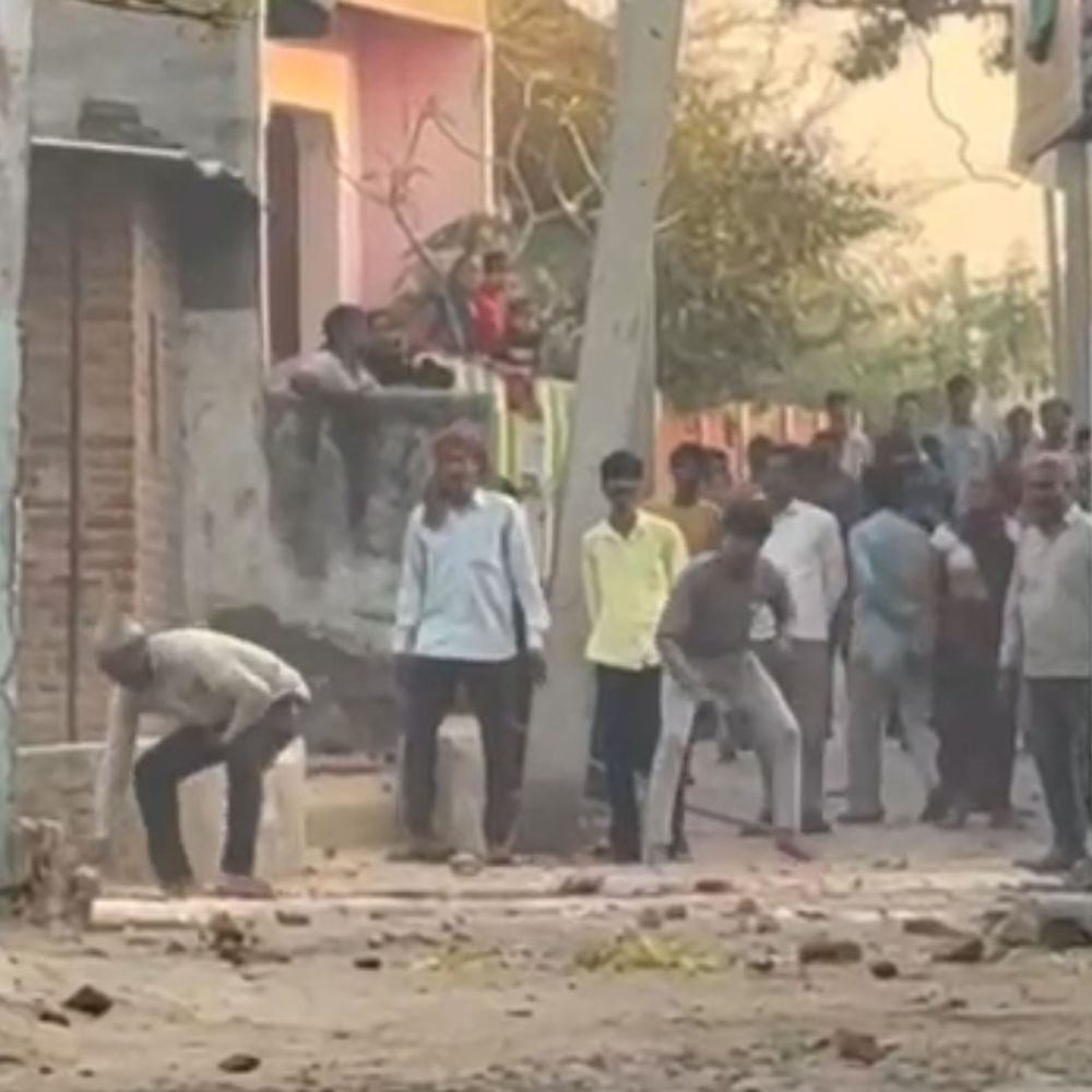 एटा में मोबाइल नंबर मांगने पर विवाद:दो पक्षों में मारपीट, लाठी-डंडे और पत्थर चले; 5 लोग घायल