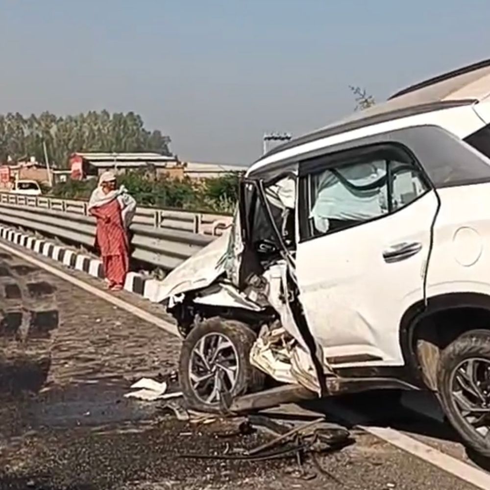 अबोहर में ट्रैक्टर ने कार को मारी टक्कर:  बेकाबू होकर डिवाइडर पर चढ़ी, एक घायल, पराली से भरी ट्रॉली ने तोड़ा बिजली का खंभा – Abohar News