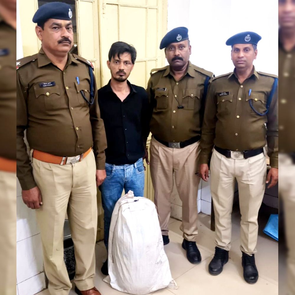 इटावा स्टेशन पर युवक गैस सिलेंडर के साथ पकड़ा गया:महानंदा एक्सप्रेस से गाजियाबाद ले जाने की थी तैयारी