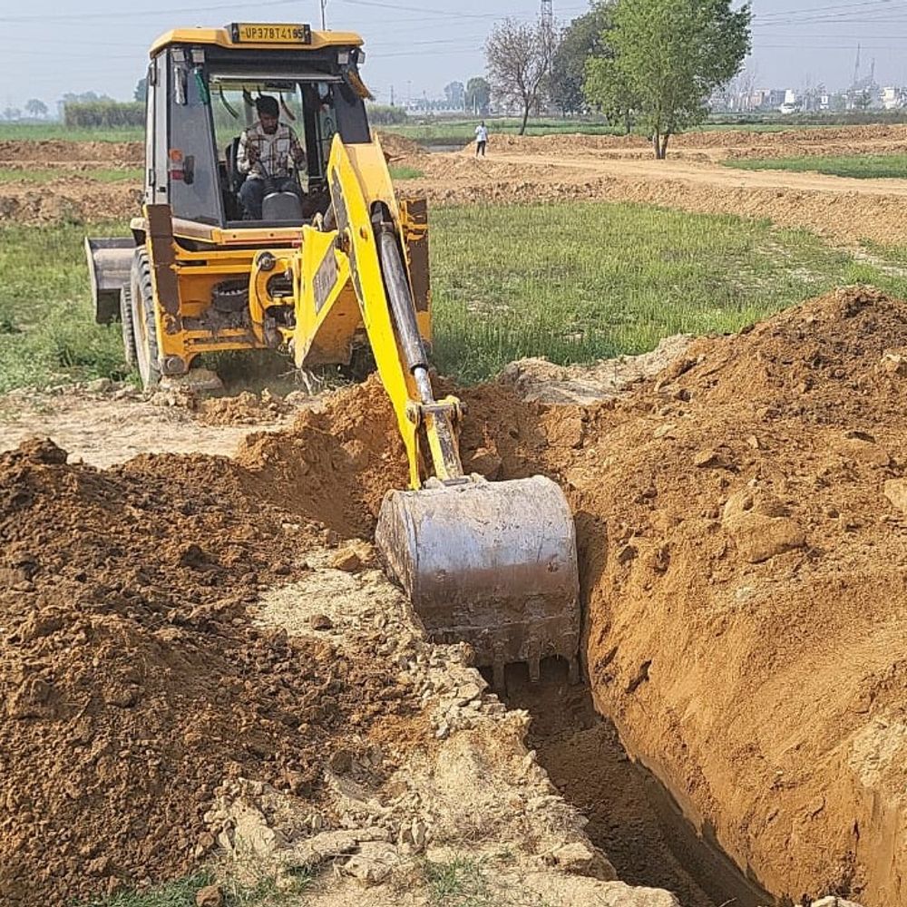 हापुड़ में एचपीडीए ने अवैध प्लॉटिंग ध्वस्त की:बिना नक्शा स्वीकृत कराए किए निर्माण डेयरी और सीएनजी पंप सीज