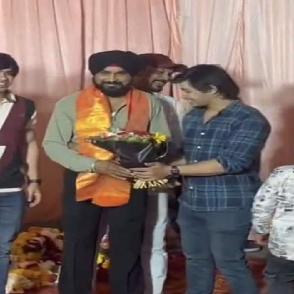 हेड कॉन्स्टेबल के बर्थडे पर बदमाशों ने दिए गुलदस्ते:  इंदौर में गले लगकर फोटो खिंचवाए; फोटो वायरल, जांच शुरू – Indore News