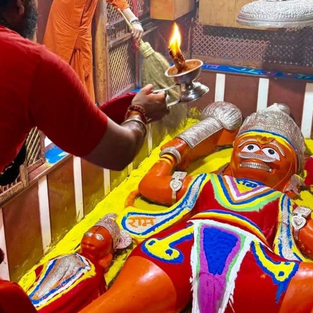 संगम स्थित श्री बड़े हनुमान मंदिर में मनाया गया रंगोस्त्सव:हनुमान जी पर भक्तों ने उड़ाए रंग-गुलाल, ढोल-नगाड़ों की धुन पर झूमे श्रद्धालु