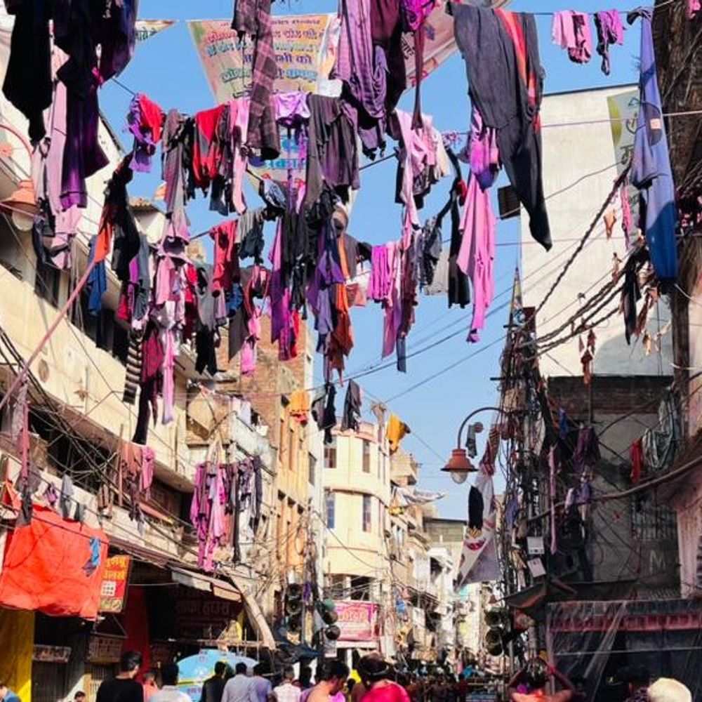 लोकनाथ की गलियों में बरसते रंग और गुलाल, VIDEO:दूसरे दिन कपड़ा फाड़ होली, हाथों में शराब की बोतल, एक साथ झूमते हजारों लोग