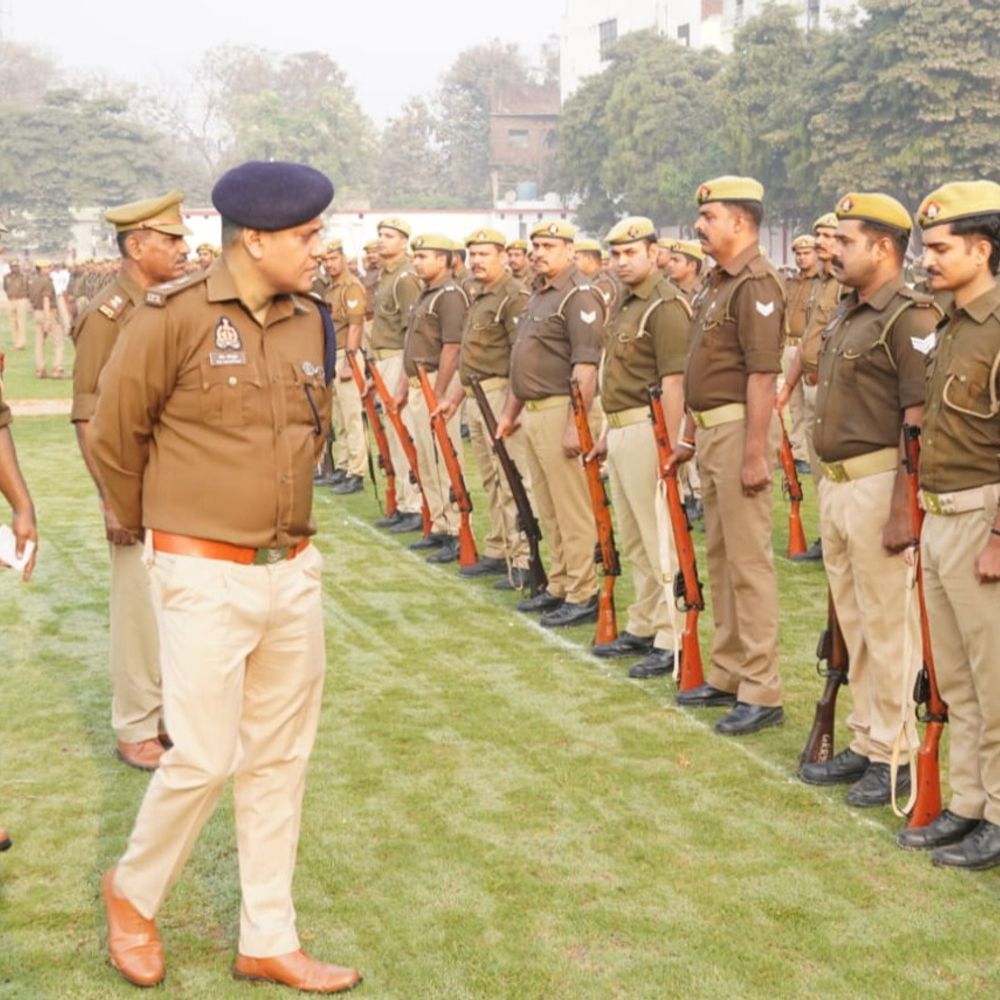 गोरखपुर SSP ने पुलिस लाइन में परेड का लिया जायजा:कहा- व्यायाम और परेड से टीम में एकता और अनुशासन आता है