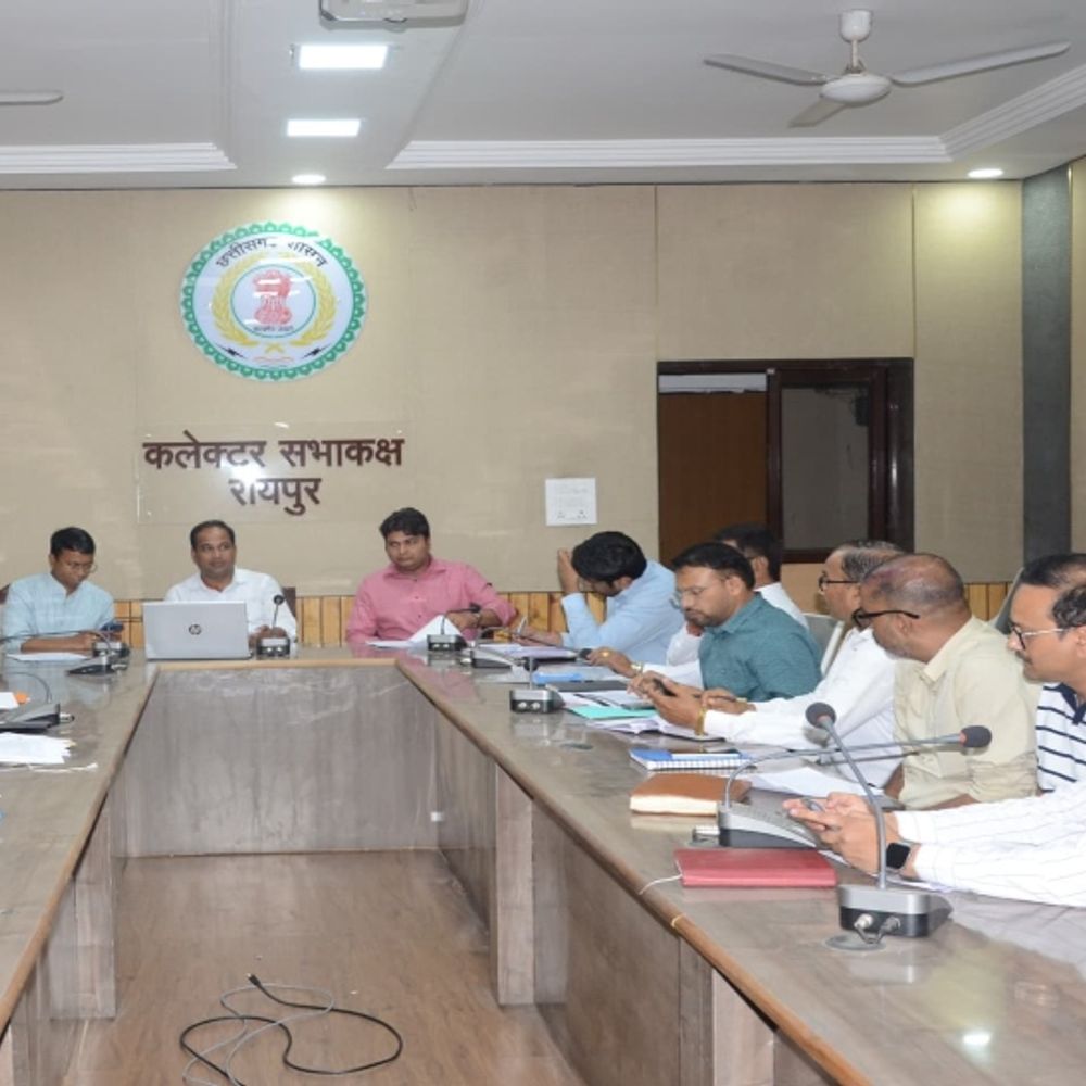 पीएम सूर्यघर योजना की समीक्षा बैठक में कलेक्टर सख्त:  धीमी प्रगति पर बैंकों और विभागों को दिए निर्देश, सोलर रूफटॉप और लोन की समीक्षा – Raipur News