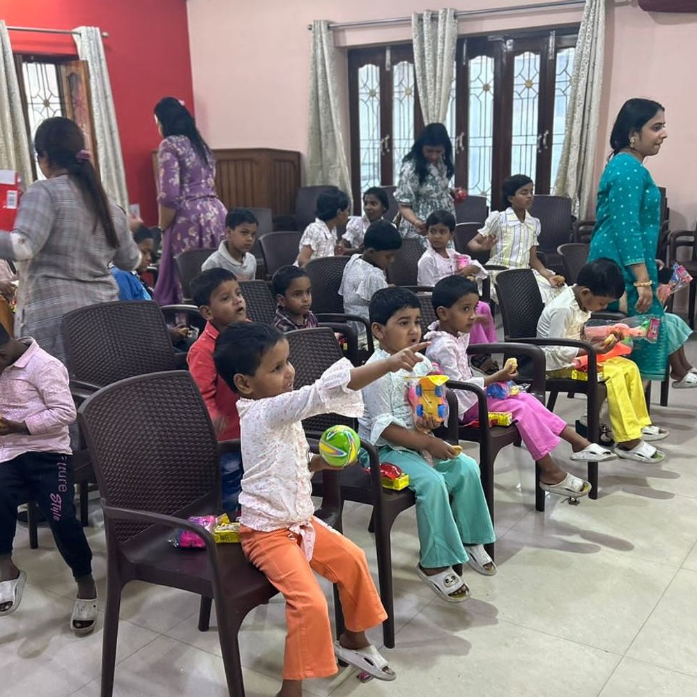 बच्चों के चेहरे पर बिखेरे मुस्कान:गोरखपुर में रोटरी यूफोरिया ने दिया मनपसंद गिफ्ट, मनाई होली