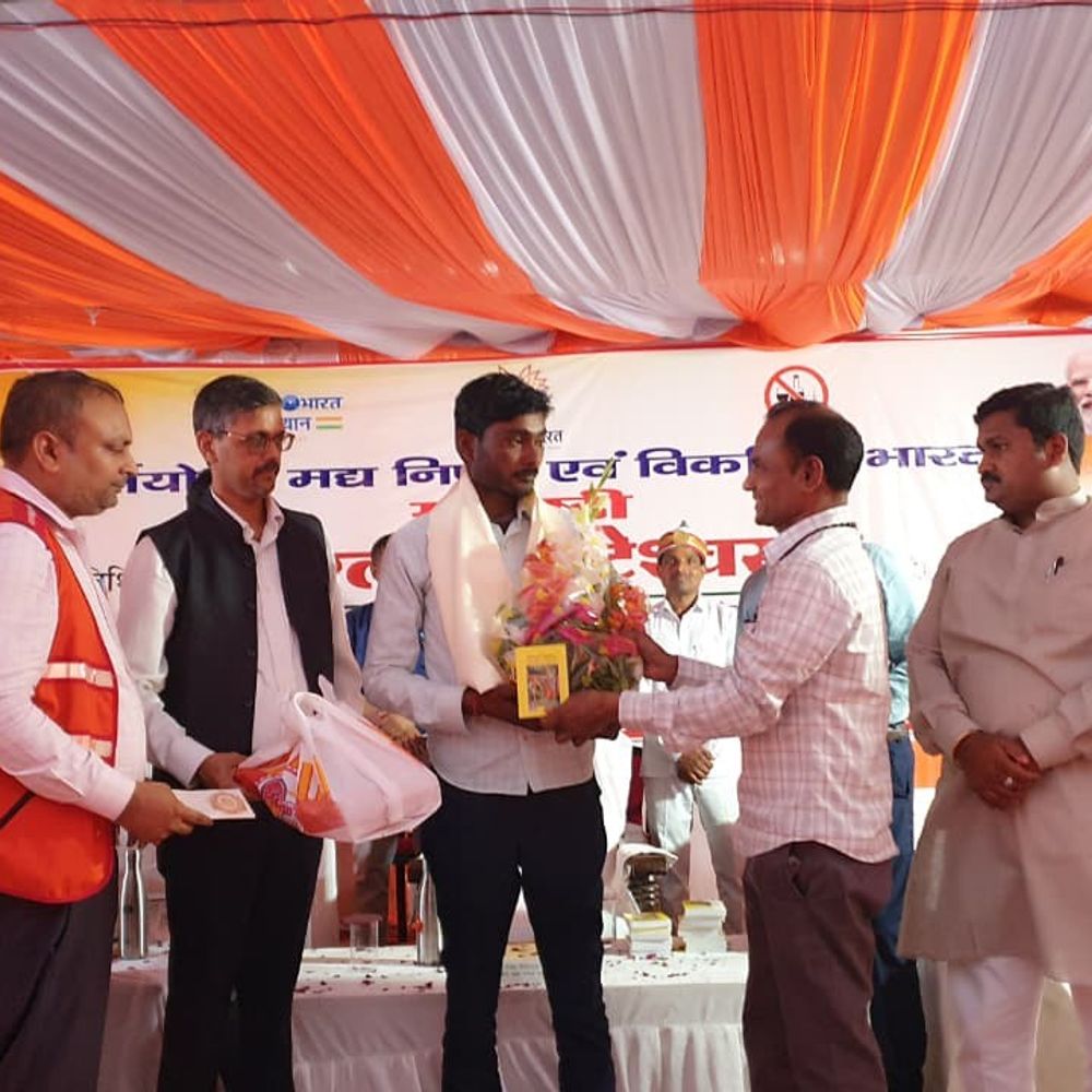 श्रावस्ती में अपर मुख्य सचिव ने दी कर्मयोग की सीख:नशा मुक्ति पर जोर, राप्ती नदी में बच्चों को बचाने वाले मंगली हुए सम्मानित