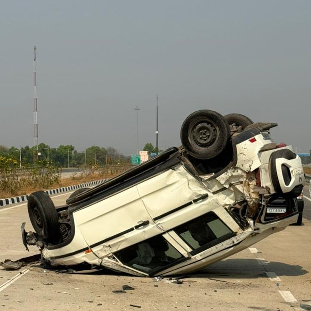 कोरबा में व्यापारी सड़क हादसे में घायल:  तेज रफ्तार कार डिवाइडर से टकराकर पलटी, हरदीबाजार में हुई घटना – Korba News