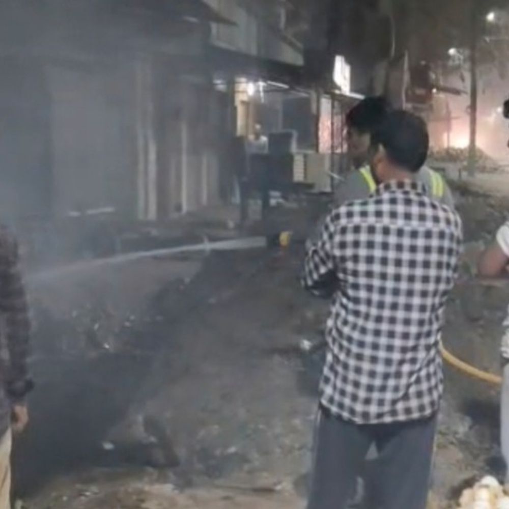 सुल्तानपुर में दुकान में दो बार लगाई आग:अज्ञात व्यक्ति ने 1 लाख का सामान जलाया, फायर ब्रिगेड ने आग पर पाया काबू