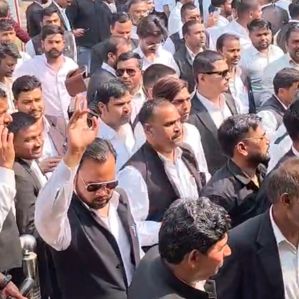 बाराबंकी में वकीलों का कलेक्ट्रेट में प्रदर्शन:प्रोटेक्शन एक्ट लागू करने की मांग, उग्र आंदोलन की दी चेतावनी