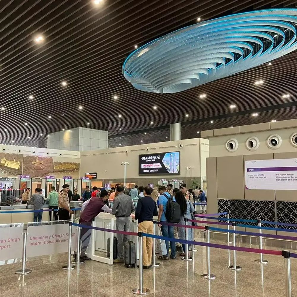 लखनऊ एयरपोर्ट की 9 अंतरराष्ट्रीय उड़ानें रद्द:दुबई, अबूधाबी, दम्माम और शारजाह रूट प्रभावित, मस्कट और रियाद की उड़ानें ही संचालित