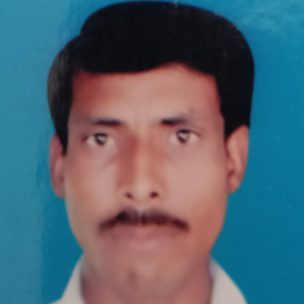 पत्नी-बच्चों को कमरे में बंद कर राजमिस्त्री ने लगाई फांसी:झांसी में आठ महीने पहले किराए पर रहने आया था परिवार, मोहल्ले के लोगों ने चीखें सुनकर खोला गेट