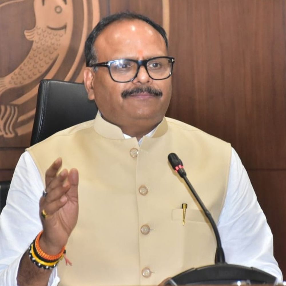 झांसी पहुंचे डिप्टी सीएम ब्रजेश पाठक:निजी कार्यक्रम में जिले के स्वास्थ्य कर्मियों को करेंगे सम्मानित