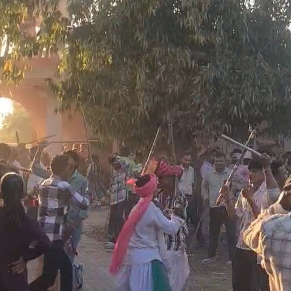 बांसवाड़ा में दर्जनों गांवों के लोगों ने खेली ‘गैर’:  अरनेश्वर महादेव मंदिर परिसर में आयोजन, लोक संस्कृति की दिखी झलक – Banswara News
