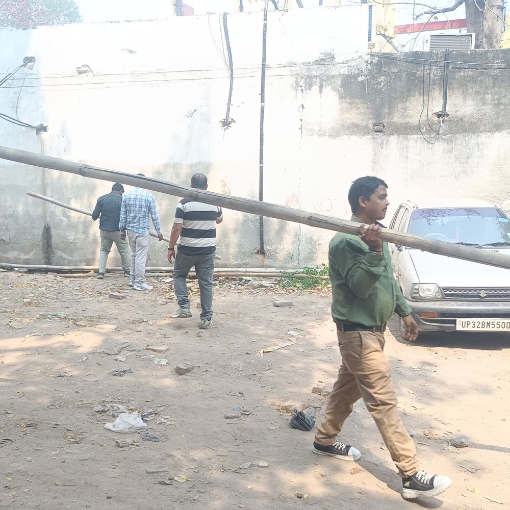 लखनऊ के KGMU से हटाया गया अतिक्रमण:बांस बल्ली लगाकर किया गया था अतिक्रमण, पुलिस बल के साथ में प्रशासन ने की कार्रवाई