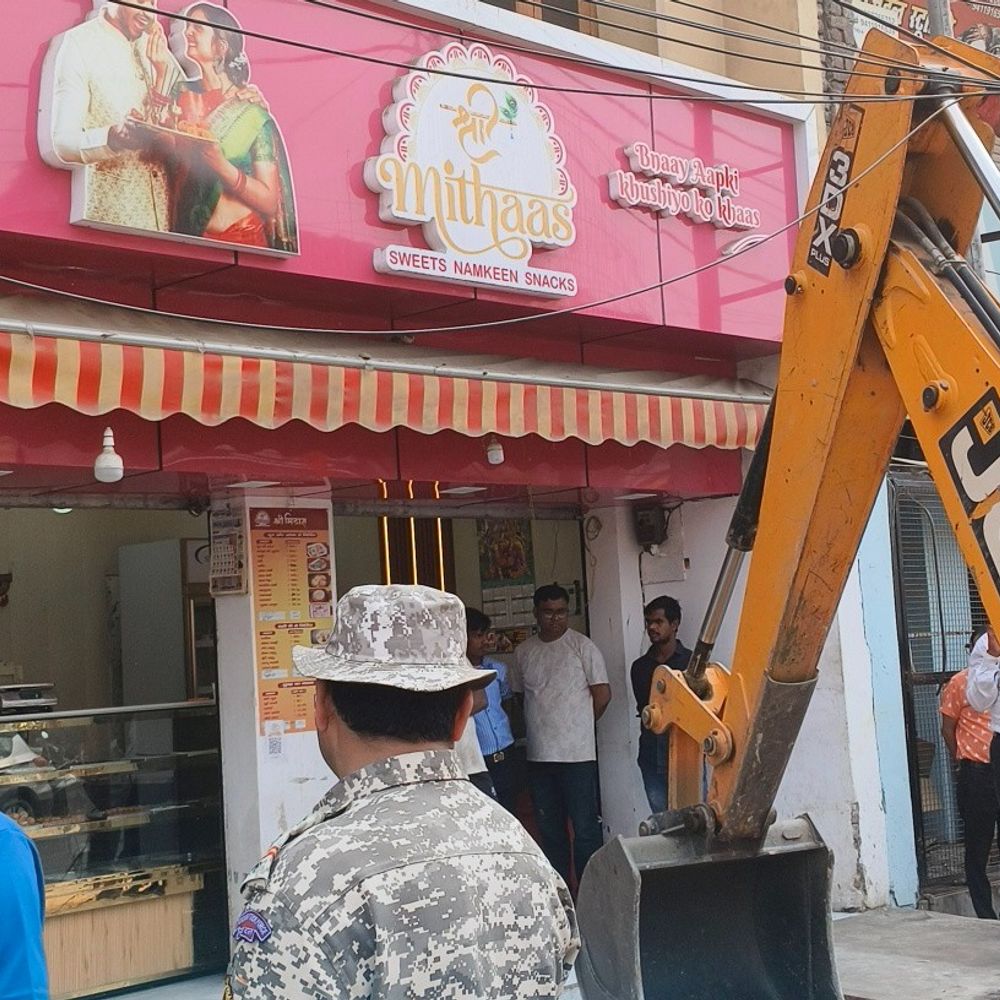 बरेली में फिर गरजने लगा बुलडोजर:कोहड़ापीर से धर्मकांटे तक 60 दुकानों पर चलेगा निगम का डंडा, विरोध के बीच शुरू हुई बड़ी कार्रवाई