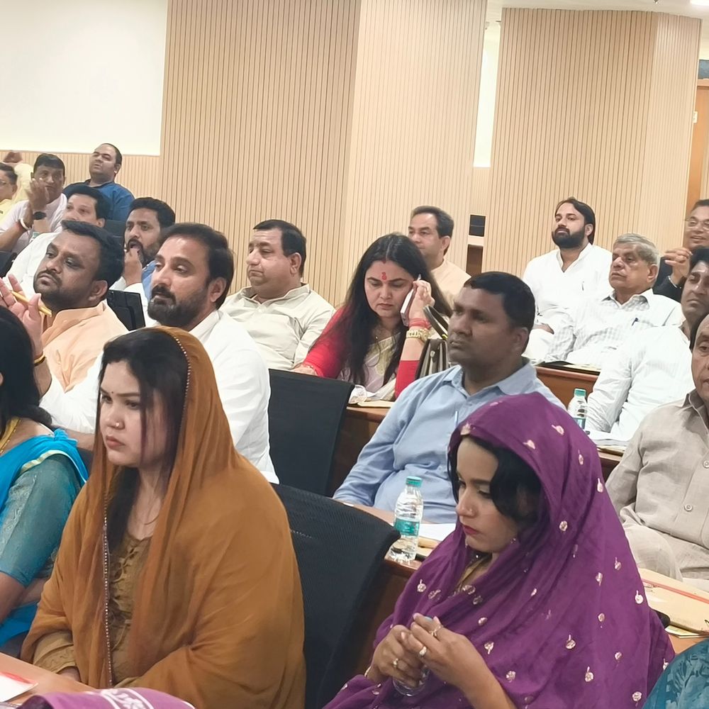 गाजियाबाद में अंदर नगर निगम की बोर्ड बैठक बाहर नारेबाजी:सपा कार्यकर्ता नारेबाजी कर रहे बढे हुए टैक्स का विरोध कर चंदा वसूला