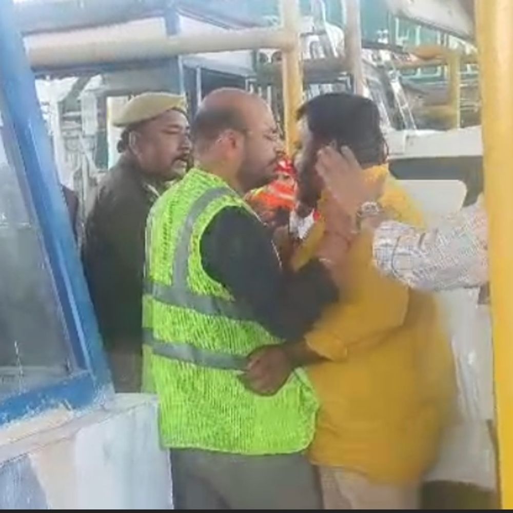 जालौन टोल प्लाजा पर अधिवक्ता से अभद्रता:कानपुर बार के मंत्री के साथ टोल कर्मियों ने की बदसलूकी