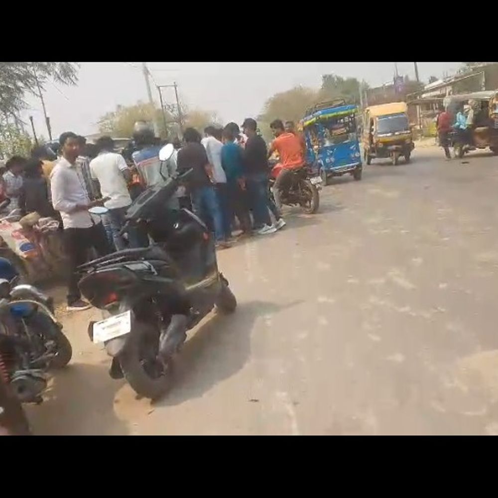 वैगनआर ने बाइक को मारी टक्कर, युवक की मौत:मऊ में बाजार में हुआ हादसा, सड़क पर गिरने से सिर में लगी चोट