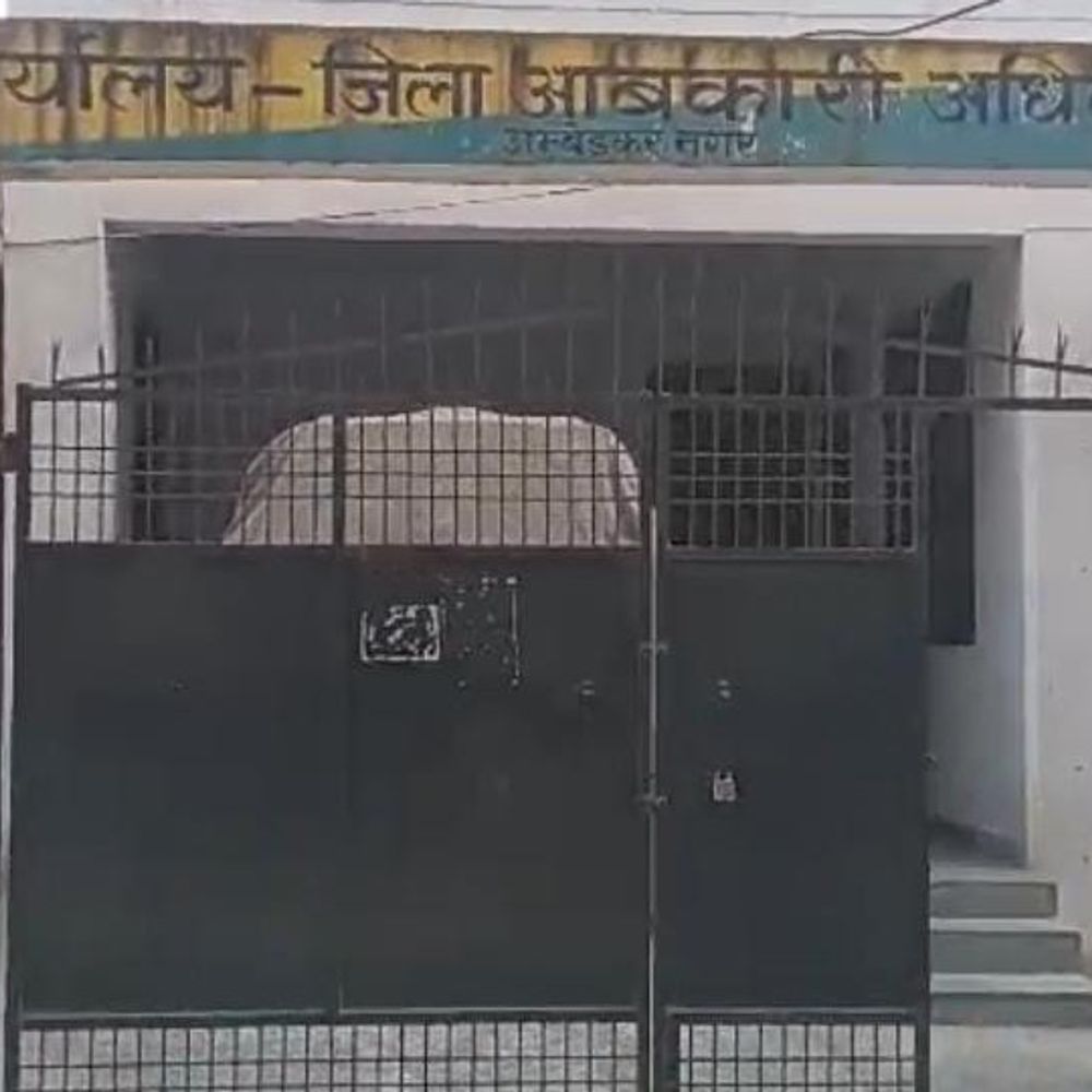 होली पर अंबेडकरनगर में छलके जाम:3.5 करोड़ की शराब बिकी, होली में दो से तीन गुना बढ़ी डिमांड