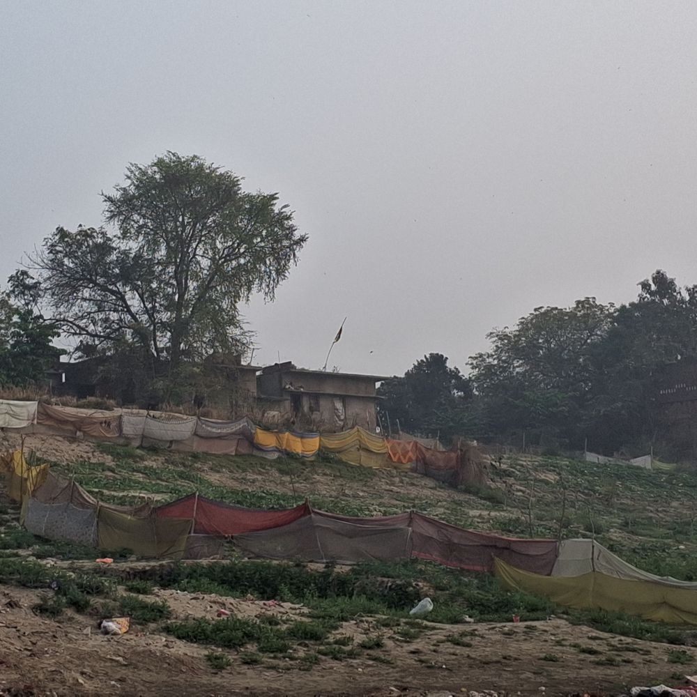 गाजीपुर में बदला मौसम, आसमान में बादल छाए:हल्की धुंध के साथ मिनिमम टेंपरेचर 18 डिग्री सेल्सियस रहने का अनुमान