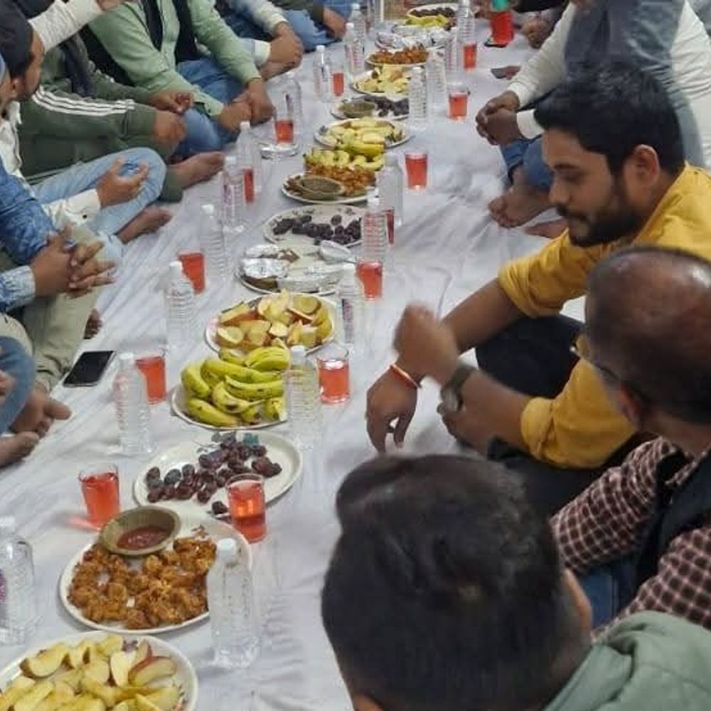 बिजली उपकेंद्र कंट्रोल रूम में रोजा इफ्तार पार्टी:अधीक्षण अभियंता ने दिए जांच के आदेश, पहले शर्ट उतारकर हुआ था डांस