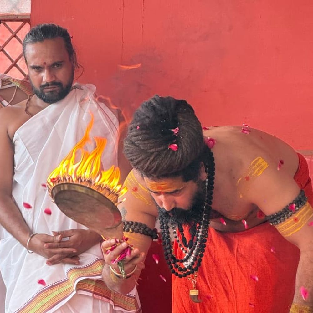 प्रयागराज में विश्व शांति के लिए 5 दिवसीय अनुष्ठान शुरू:महंत बलवीर गिरी का विशेष अनुष्ठान, उत्तर-दक्षिण के विद्वान दे रहे आहुतियां