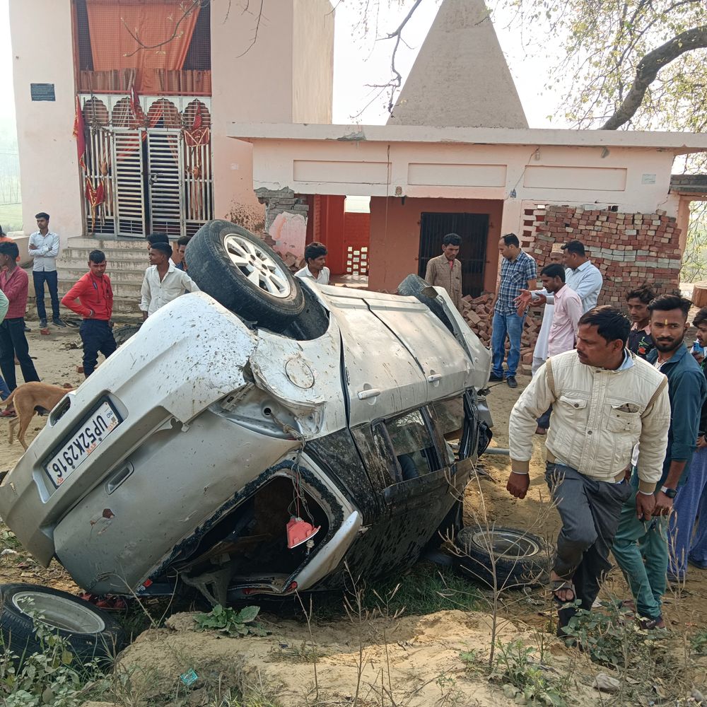 शाहजहांपुर में तेज रफ्तार कार ने तीन दोस्तों को रौंदा:एक की मौत, दो दोस्त गंभीर घायल; कई फिट दूर बिखरें गाड़ी के पुर्जे