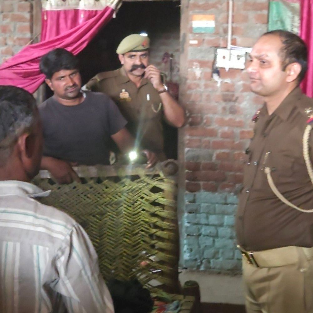 लखीमपुर के पलिया में बंद पड़े तीन घरों में चोरी:लाखों के जेवर और नकदी पर चोरों ने किया हाथ साफ, चोरी की रिपोर्ट दर्ज