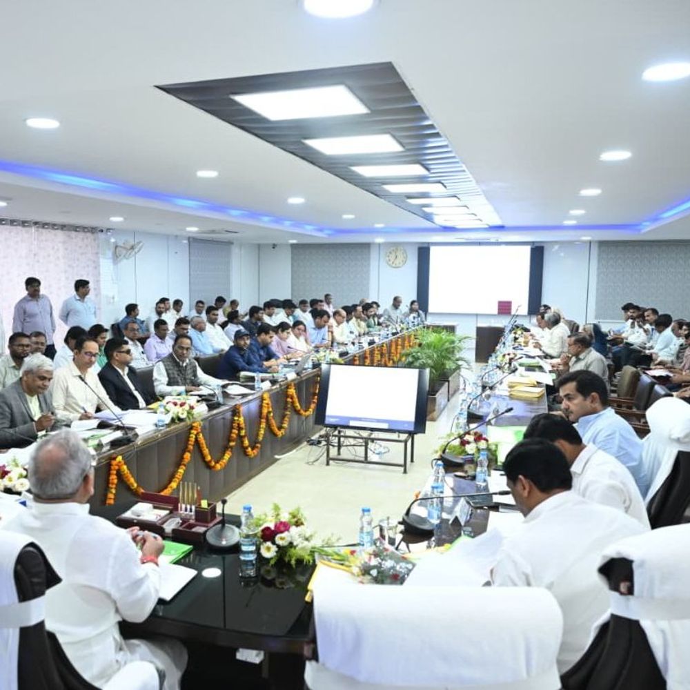 बागपत में सांसद की अध्यक्षता में दिशा बैठक:योजनाओं की प्रगति की समीक्षा की गई, लोग रहे मौजूद