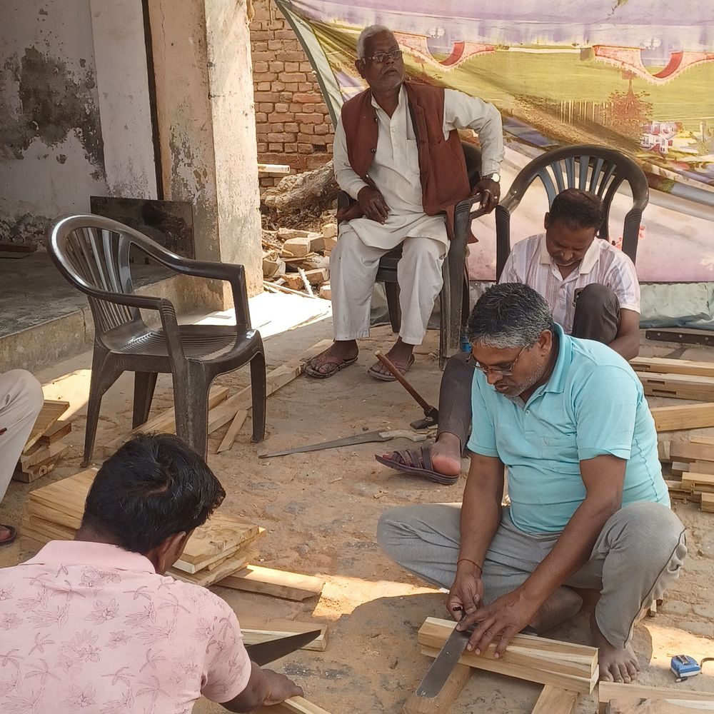 इजराइल-ईरान युद्ध, भदोही के श्रमिकों के परिजन चिंतित:वीडियो कॉल पर श्रमिकों ने दी सुरक्षा की जानकारी, बंकरों में छिपकर बचा रहे जान