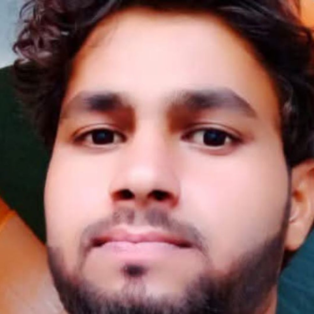 बदायूं में डंपर चेसिस ने दो बाइकों को रौंदा:एक युवक की मौत, पिता-पुत्री गंभीर घायल, पांच बहनों में इकलौता था