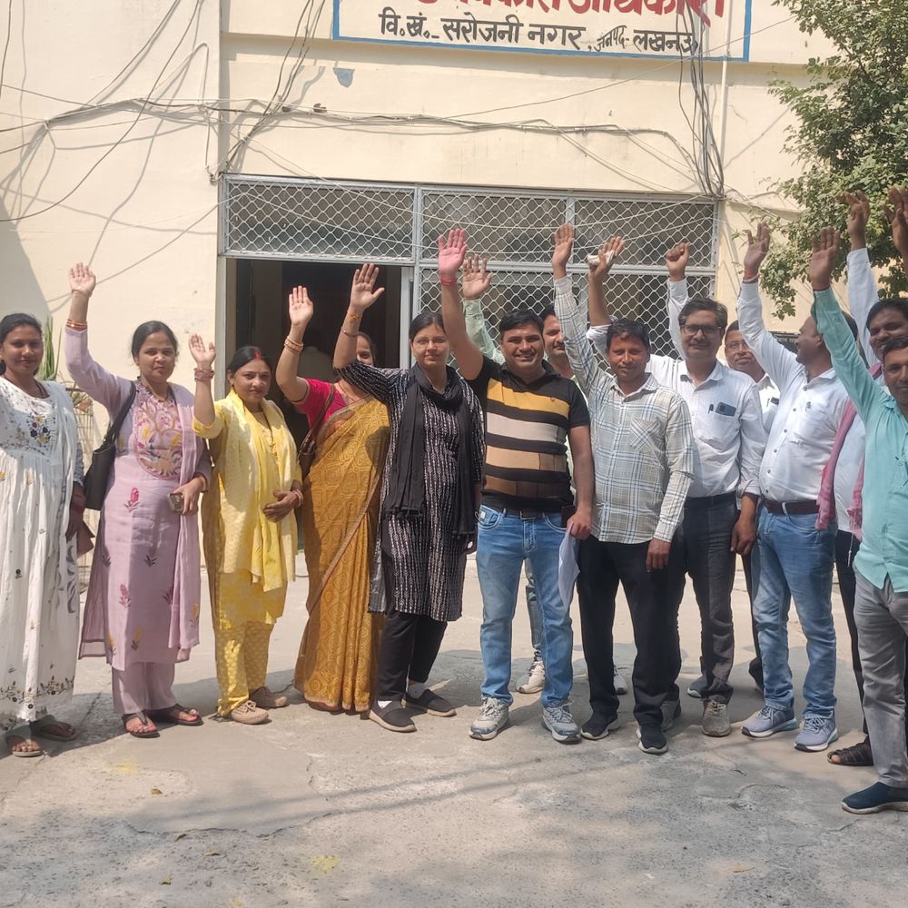 मनरेगा कर्मियों को नहीं मिला मानदेय, EPF का भुगतान लंबित:सरोजनीनगर बीडीओ को सौंपा ज्ञापन, आर्थिक संकट से जूझ रहे कर्मचारी