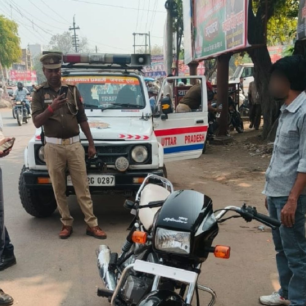 एटा में यातायात अभियान, 154 वाहनों का चालान:1.87 लाख रुपये का जुर्माना वसूला, दो वाहन सीज