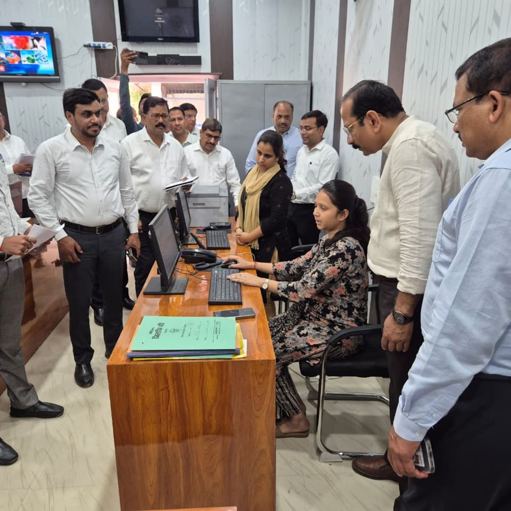 झांसी मंडलायुक्त ने कलेक्ट्रेट का किया निरीक्षण:अभिलेखों के रख-रखाव और जनशिकायतों के निस्तारण पर दिए निर्देश