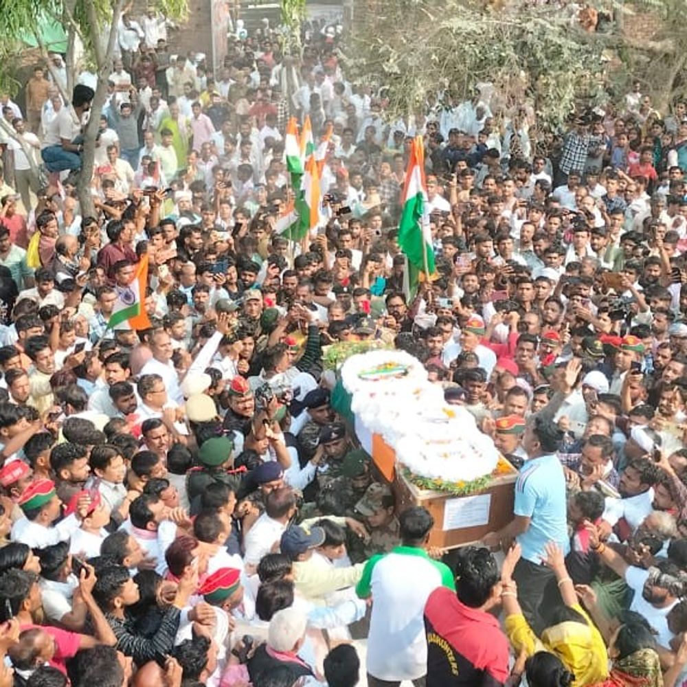 फर्रुखाबाद में हवलदार को सैन्य सम्मान के साथ अंतिम विदाई:872 लाइट रेजिमेंट तोपखाना इकाई में थे तैनात, पाकिस्तान सीमा पर गई थी जान