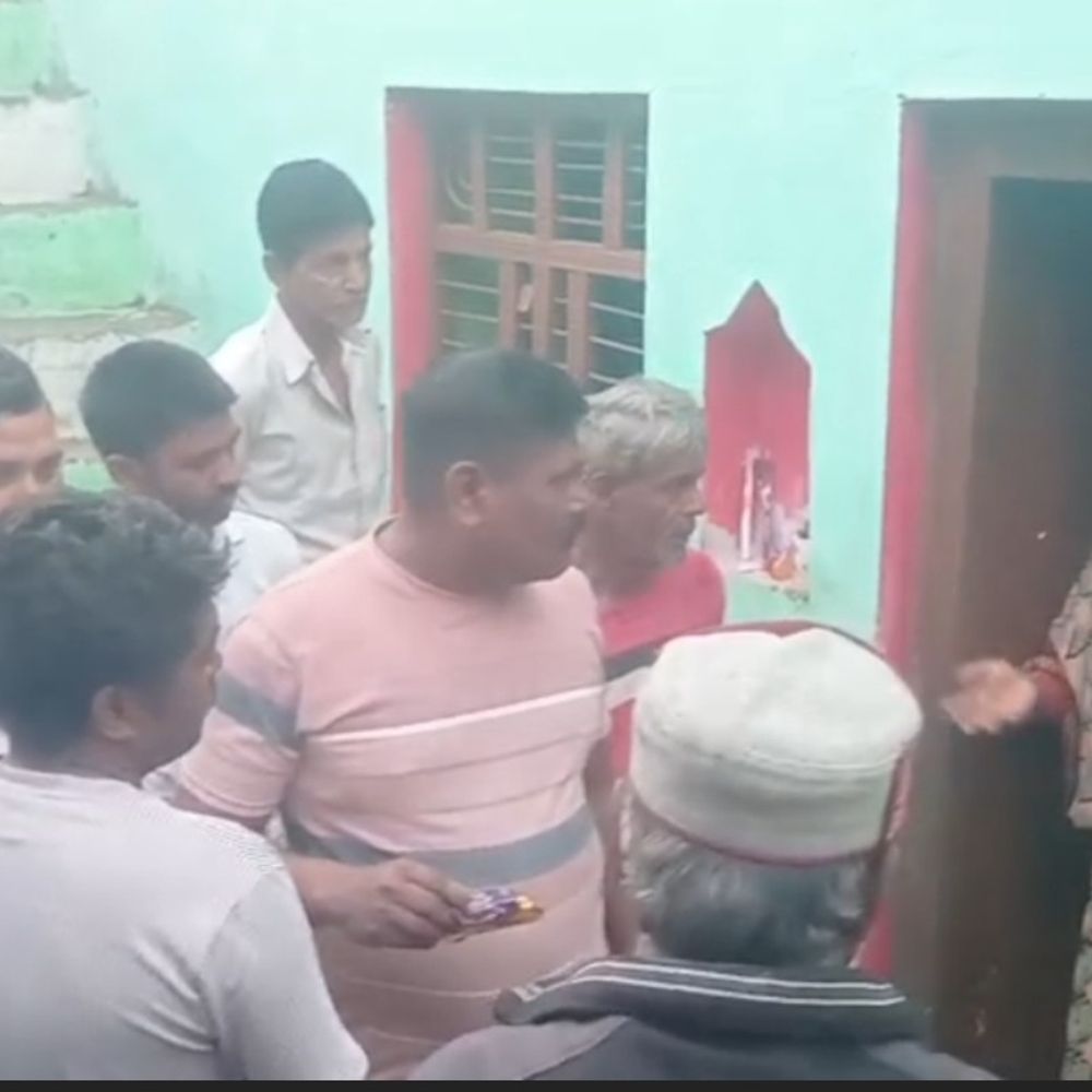 कालपी में लाखों के जेवर-नगदी चोरी:कमरों की कुंडियां बाहर से बंद कीं, मेन गेट खुला पड़ा था