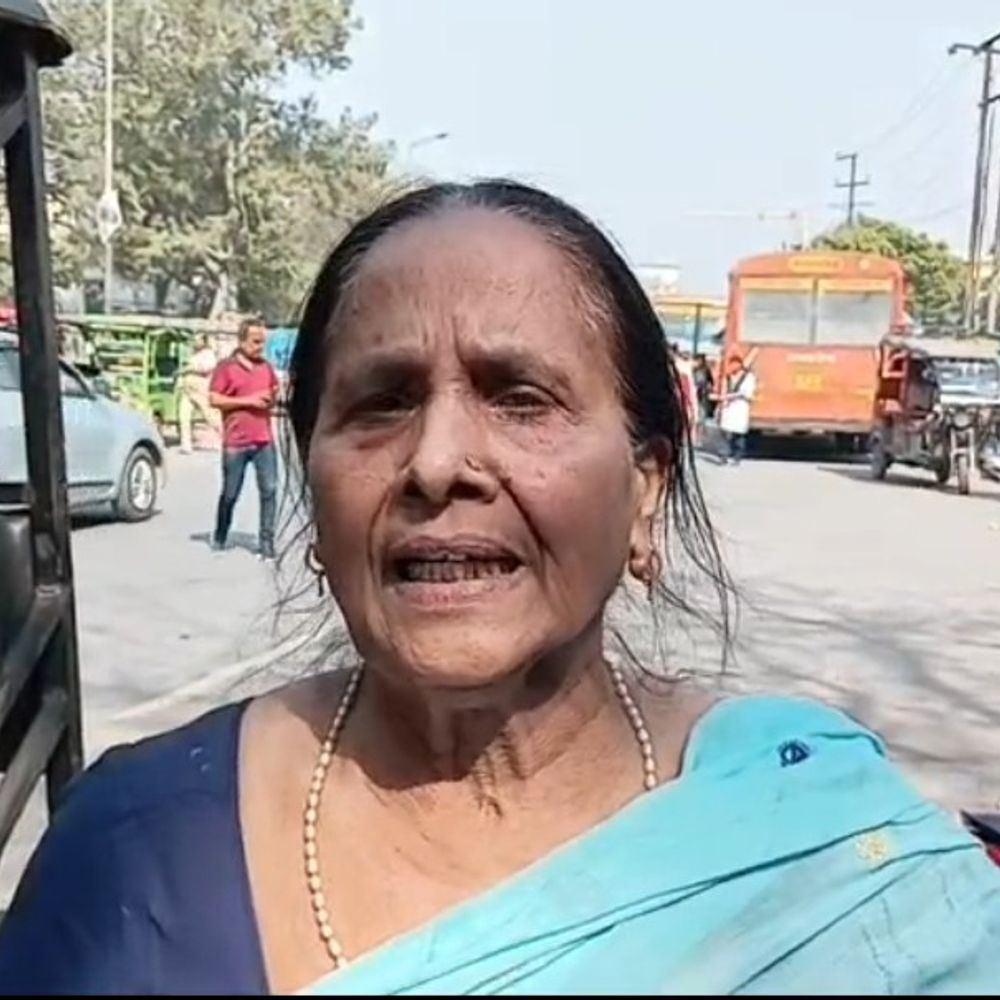 हाथरस में महिला से हजारों की ठगी:टेम्पो में बैठी, दो युवतियां बैग और मोबाइल ले लेकर भागीं