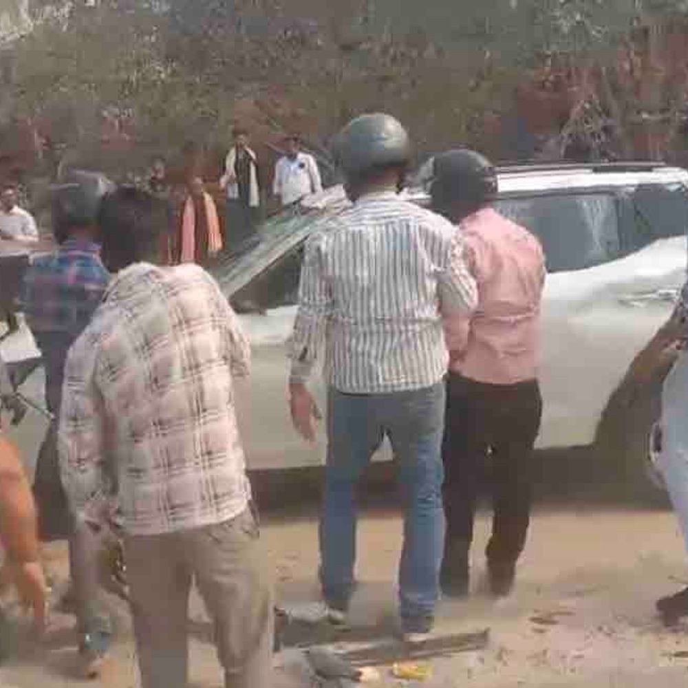 गोरखपुर में टायर फटने से पलटी XUV कार:10 मिनट तक मौत- जिंदगी के बीच फंसा रहा चालक; लोगों ने सुरक्षित निकाला बाहर