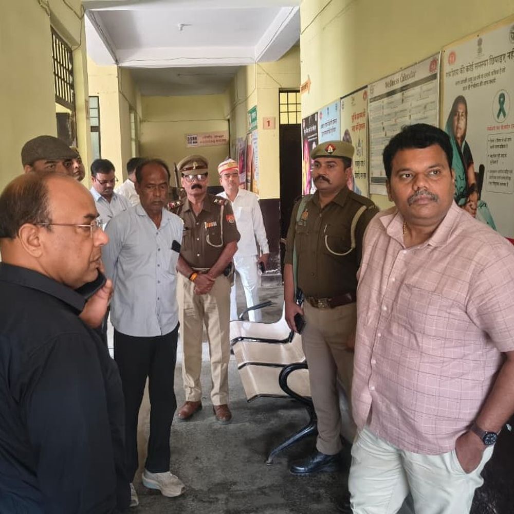 सीतापुर DM ने आयुष्मान आरोग्य मंदिर का किया निरीक्षण:फार्मासिस्ट व स्टाफ नर्स सहित तीन का वेतन रोका, गंदगी पर फटकार