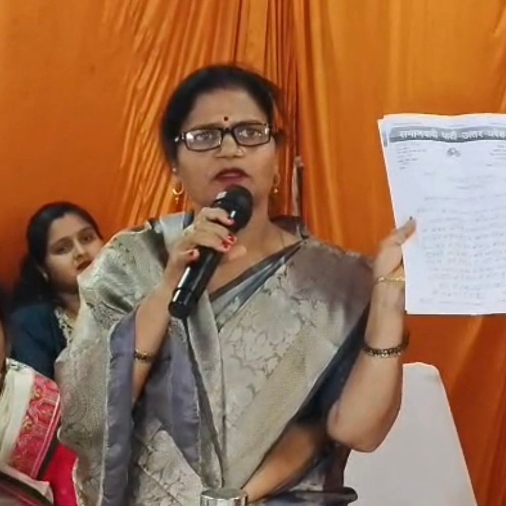 जिला पंचायत सदस्य शगुन प्रेमी इस्तीफा लेकर पहुंचीं:संभल जिला पंचायत बोर्ड का 60 करोड़ का बजट पास, आवारा गोवंश और जर्जर सड़कों पर हंगामा