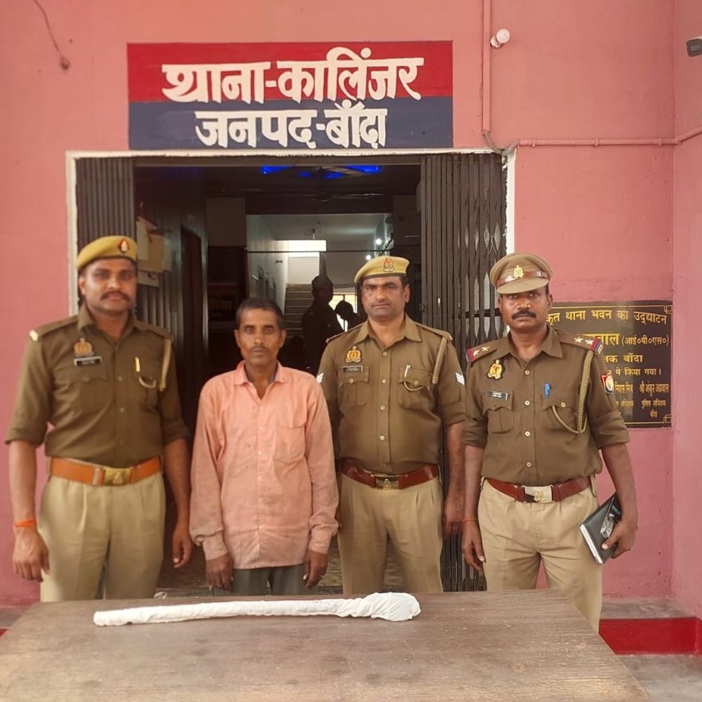 भाई पर कुल्हाड़ी से हमला करने का आरोपी गिरफ्तार:बांदा पुलिस ने 12 घंटे में पकड़ा, हथियार भी बरामद
