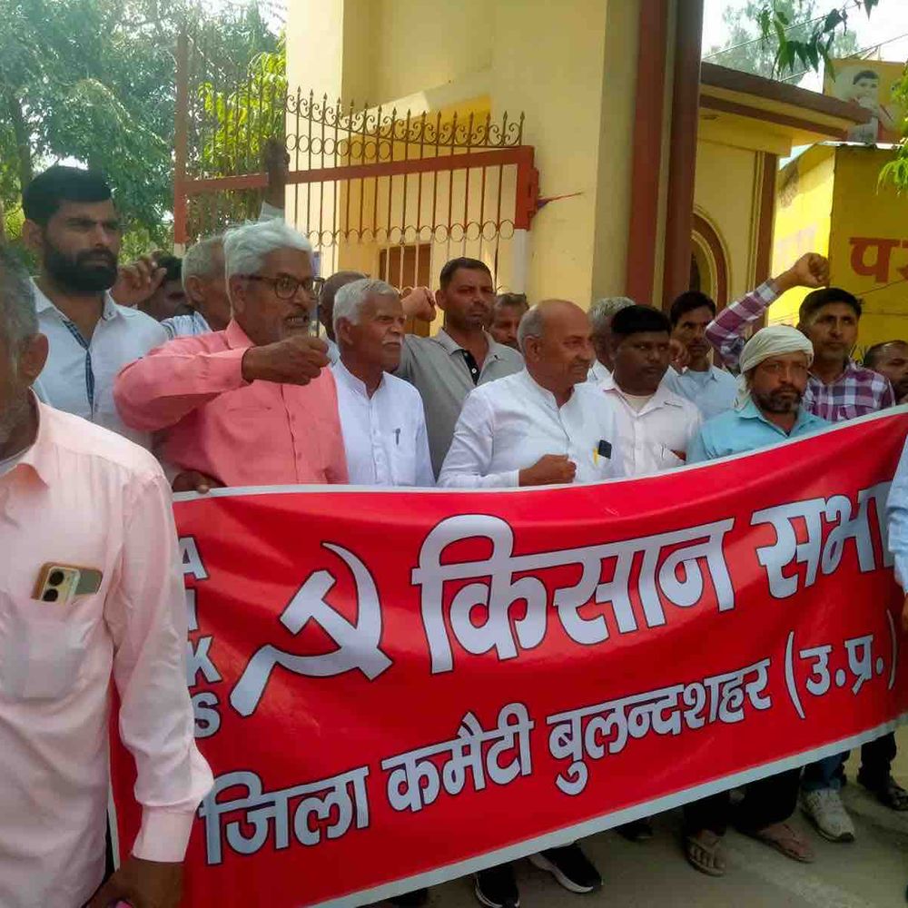 बुलंदशहर में लिंक एक्सप्रेस-वे पर भूमि अधिग्रहण, किसानों का प्रदर्शन:विरोध में DM को सौंपा ज्ञापन, मुआवजे की मांग